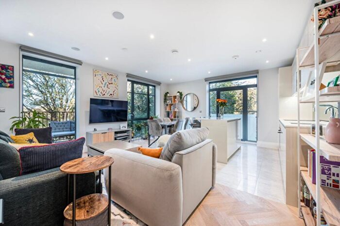 2 Bedroom Apartment For Sale In Holden Road, Woodside Park, N12