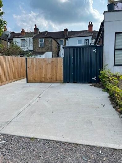 1 Bedroom Flat To Rent In Central Road, Worcester Park, KT4