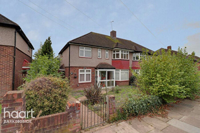 2 Bedroom Maisonette To Rent In Ravensbourne Gardens, Ilford, IG5