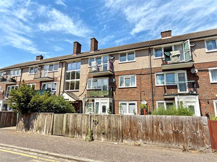 1 Bedroom Maisonette For Sale In St. Pauls Drive, Stratford, London, E15