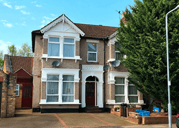 1 Bedroom Flat To Rent In Cavendish Gardens, Cranbrook, Ilford, IG1