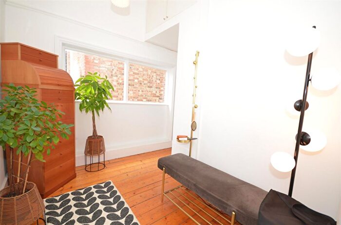 2 Bedroom Flat To Rent In Dukes Avenue, London, N10