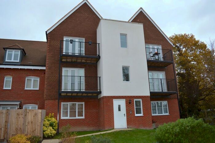 2 Bedroom Flat To Rent In Outfield Crescent, Wokingham, RG40