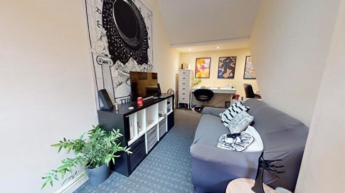 2 Bedroom Property To Rent In Headingley Lane, Headingley, Leeds, LS6