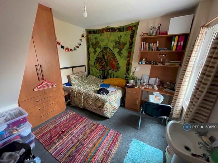 6 Bedroom Terraced House To Rent In De Beauvoir Road, Reading, RG1