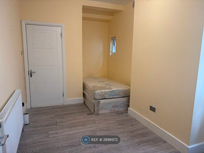 Studio To Rent In Hallswelle Road, London, NW11