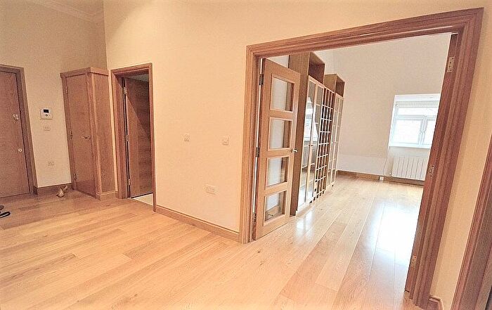 2 Bedroom Flat To Rent In Beechcroft Avenue, Golders Green, London, NW11