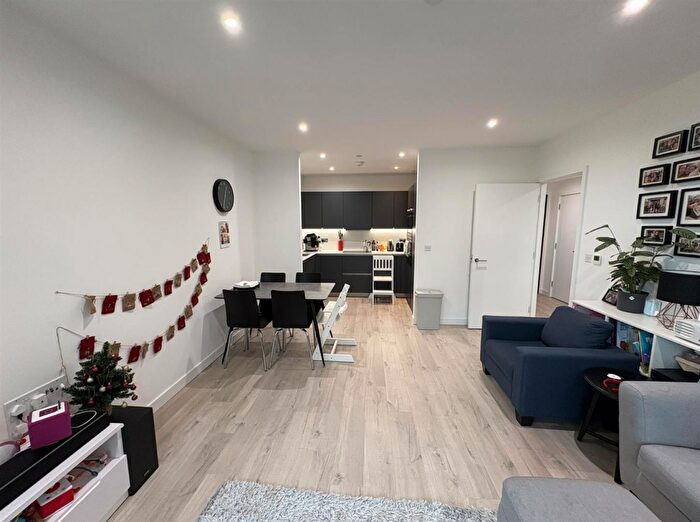 2 Bedroom Flat To Rent In Hartingtons Court, Coster Avenue, N4