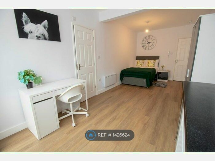 6 Bedroom Semi-Detached House To Rent In Chantry Road, Harrow, HA3