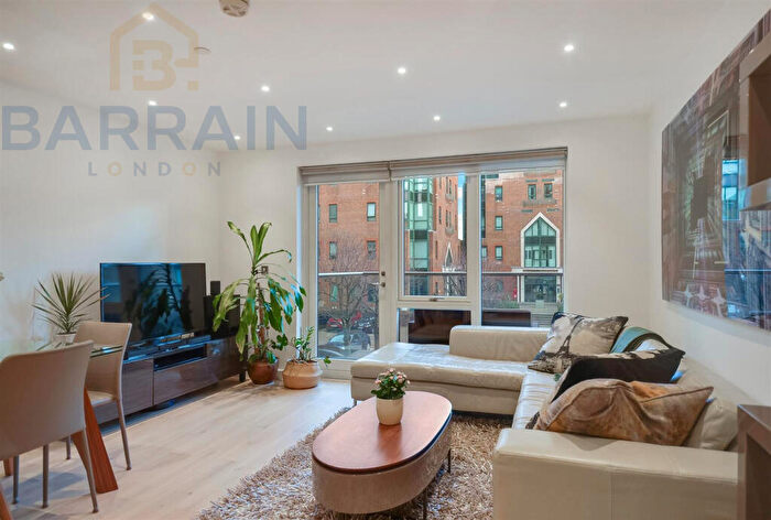 2 Bedroom Flat For Sale In Waterford Court, Canary Wharf. London, E14