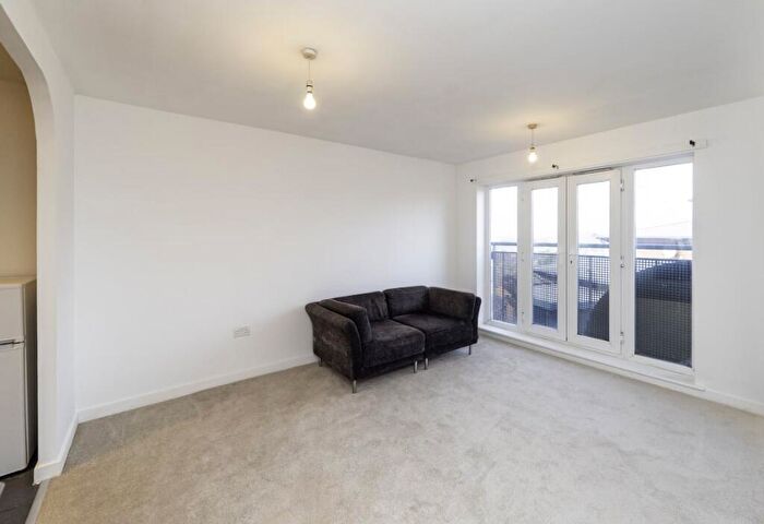 2 Bedroom Flat For Sale In Aspects Court, Slough, SL1