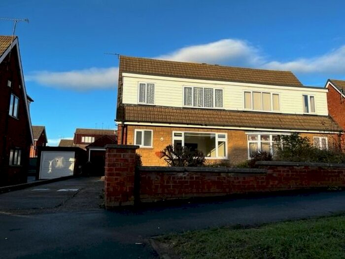 3 Bedroom Semi-Detached House To Rent In Chiltern Crescent, Scunthorpe, DN17