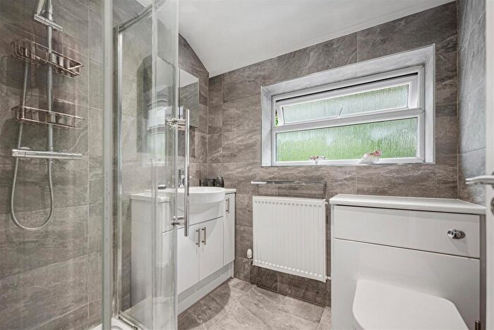 3 Bedroom Semi-Detached House For Sale In Woodview Close, Wingerworth, Chesterfield, S42