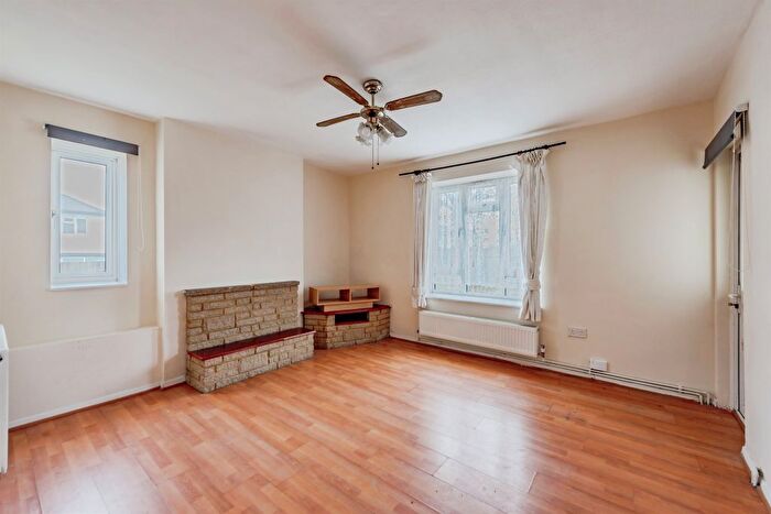 2 Bedroom Flat For Sale In Radstock Way, Merstham, Redhill, RH1