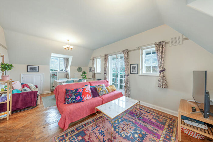 2 Bedroom Apartment For Sale In Arcade House, Finchley Road, London, NW11