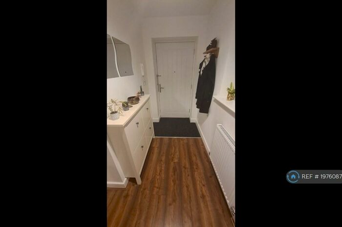 2 Bedroom Flat To Rent In Clay Vale, Horsham, RH12