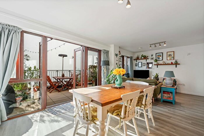 2 Bedroom Maisonette For Sale In Eden Way, London, E3