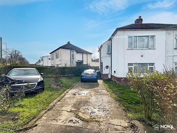 3 Bedroom Semi-Detached House For Sale In Whitefield Avenue, Luton, LU3