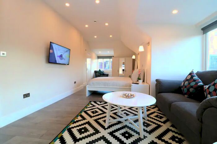 1 Bedroom Studio To Rent In Sheen Lane, London, SW14