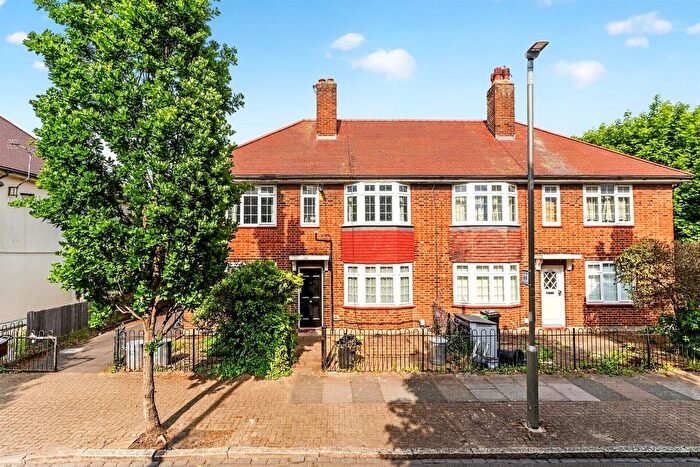 2 Bedroom Flat For Sale In Godley Road, London, SW18