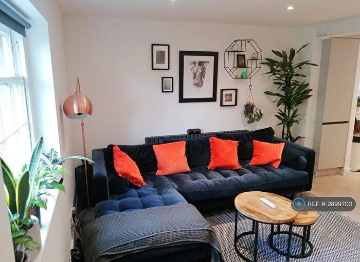 2 Bedroom Flat To Rent In Holly Grove, London, SE15