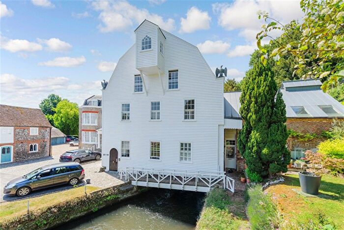 2 Bedroom Flat For Sale In High Street, Farningham, Dartford, Kent, DA4