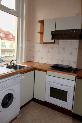 2 Bedroom Flat To Rent In Large Bedroom Flat In Great Location In Holdenhurst Road, Bournemouth, BH8