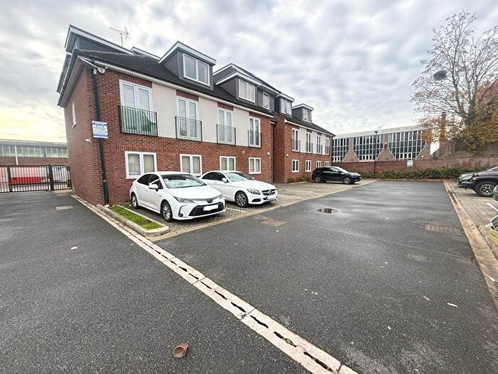 2 Bedroom Flat To Rent In Reet Gardens, Slough, SL1