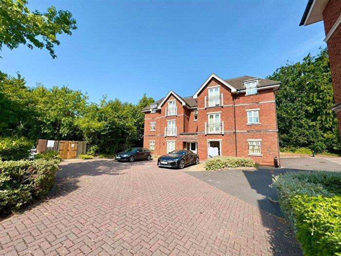 2 Bedroom Apartment For Sale In Bramshott Place, Fleet, GU51