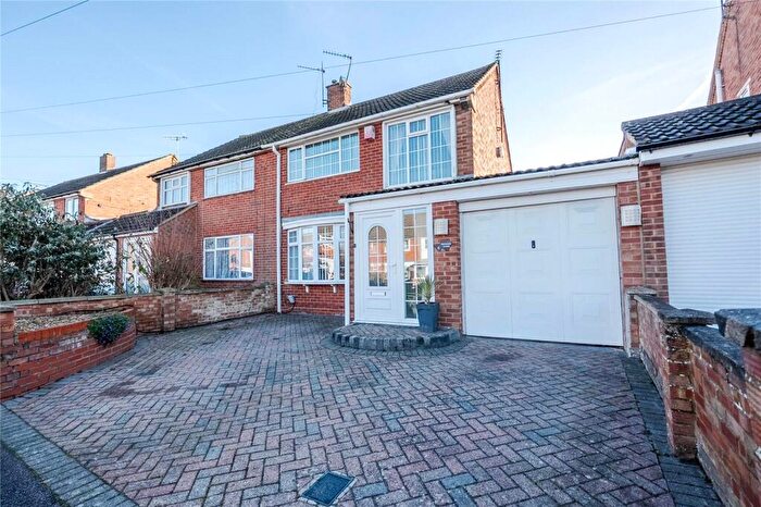 3 Bedroom Semi Detached House For Sale In Buckwood Avenue, Dunstable, Bedfordshire, LU5
