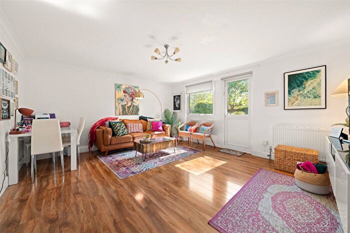 2 Bedroom Flat For Sale In Cunworth Court, Bracknell, Berkshire, RG12