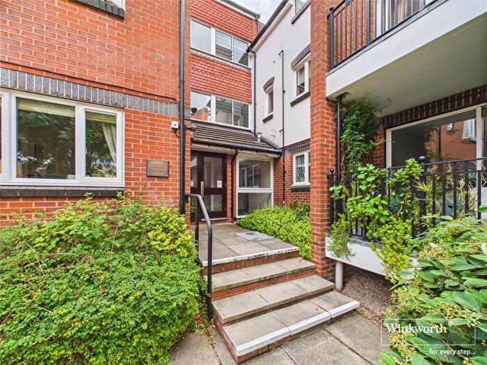 3 Bedroom Apartment For Sale In Regency Crescent, Hendon, London, NW4