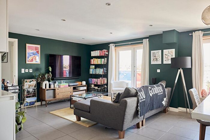 3 Bedroom Flat For Sale In Upper Clapton Road, London, E5