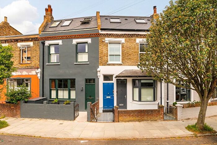 2 Bedroom Flat For Sale In Gayford Road, Shepherds Bush, W12