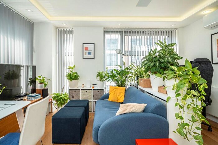 1 Bedroom Flat For Sale In Goswell Road, Angel, EC1V