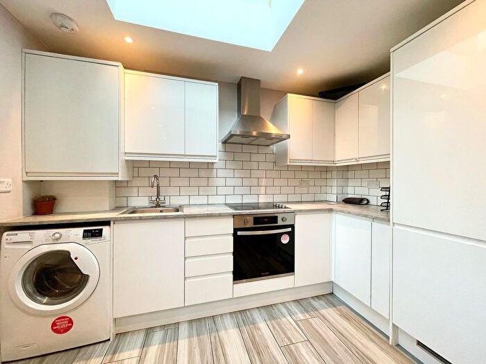 3 Bedroom Flat To Rent In Angles Road, Lambeth, SW16