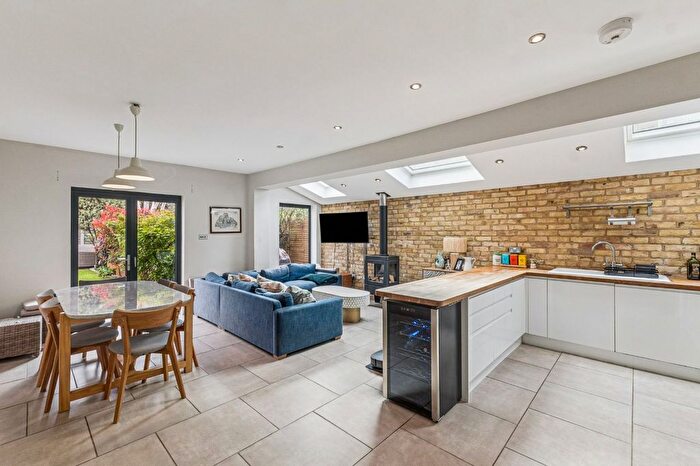 2 Bedroom Flat For Sale In Midmoor Road, Wandsworth Common, SW12