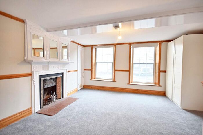 1 Bedroom Flat For Sale In South Street, Epsom, KT18