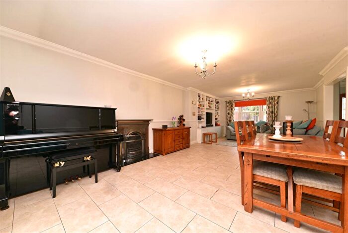 5 Bedroom Detached House For Sale In Dunwich Farm, Stevenage, SG1