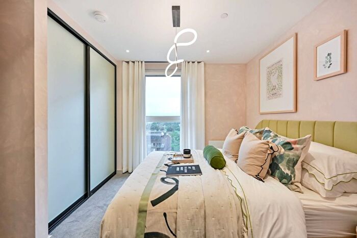2 Bedroom Flat For Sale In Eden Grove, Southwark, Surrey, TW18
