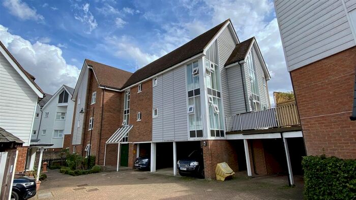 2 Bedroom Flat To Rent In Niagara Close, Kings Hill, ME19