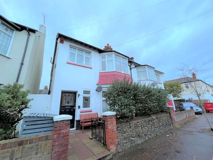 2 Bedroom Flat To Rent In Beach Avenue, Leigh-On-Sea, Essex, SS9