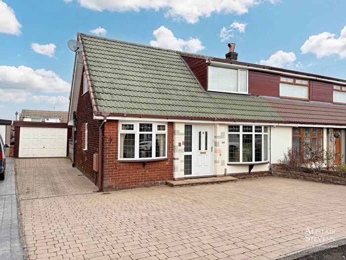 3 Bedroom Semi-detached Bungalow For Sale In Elizabeth Avenue, Royton, OL2