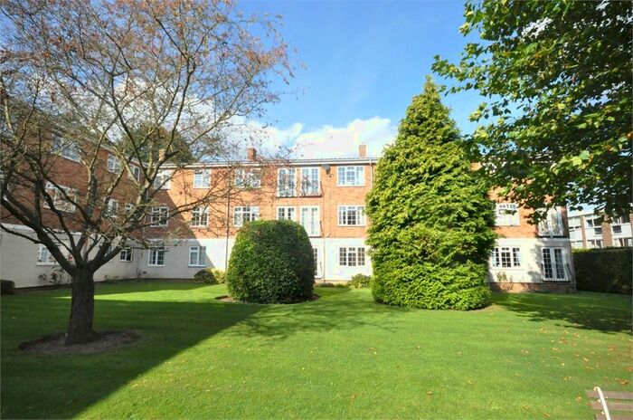 2 Bedroom Flat To Rent In Gainsborough Court, Walton-On-Thames, Surrey, KT12