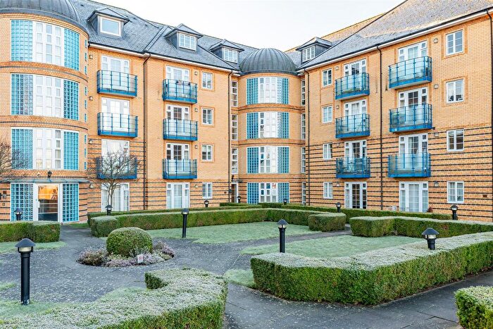 2 Bedroom Flat For Sale In Newland Gardens, Hertford, SG13