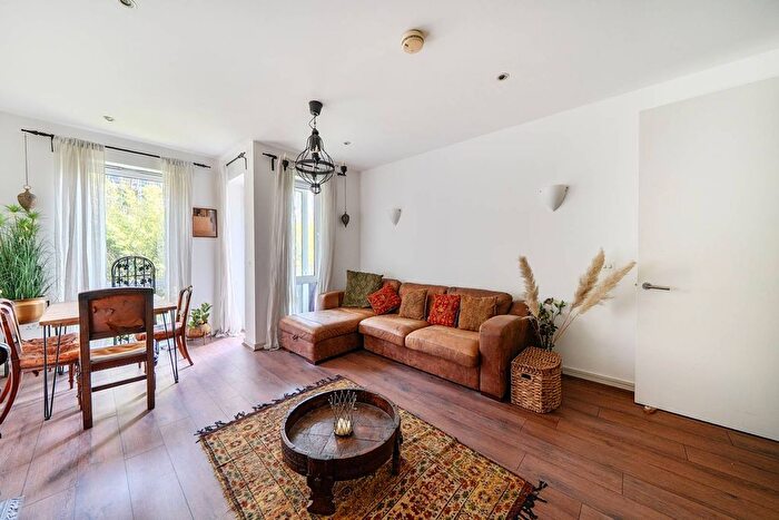 1 Bedroom Flat For Sale In Melliss Avenue, Kew, Richmond, TW9