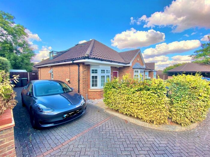 3 Bedroom Detached House To Rent In Hogarth Close, Hitchin Road, Luton, LU2