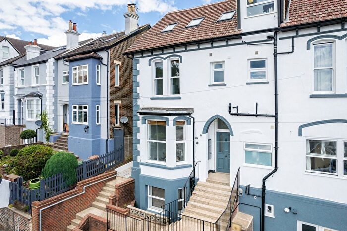 2 Bedroom Flat To Rent In Grovehill Road, Redhill, RH1