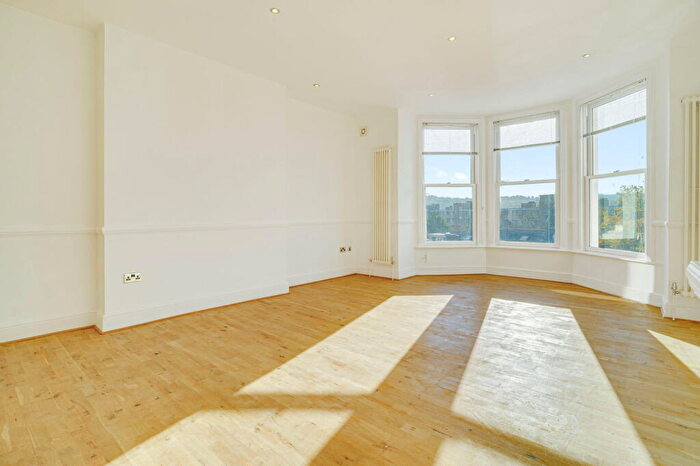 3 Bedroom Flat For Sale In Overhill Road, SE22