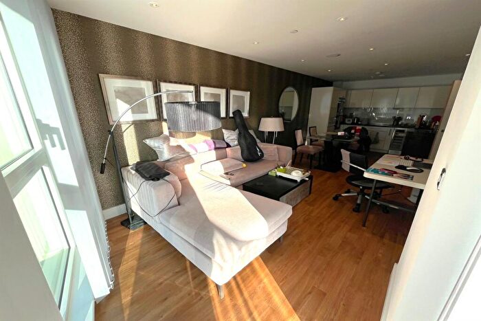 2 Bedroom Apartment To Rent In Queensland Road, London - Epc Rating B, N7